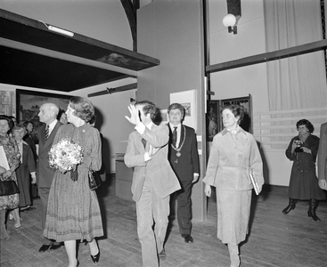 880399 Afbeelding van prinses Beatrix tijdens de opening van de tentoonstelling 'De Kogel door de Kerk?' in het ...